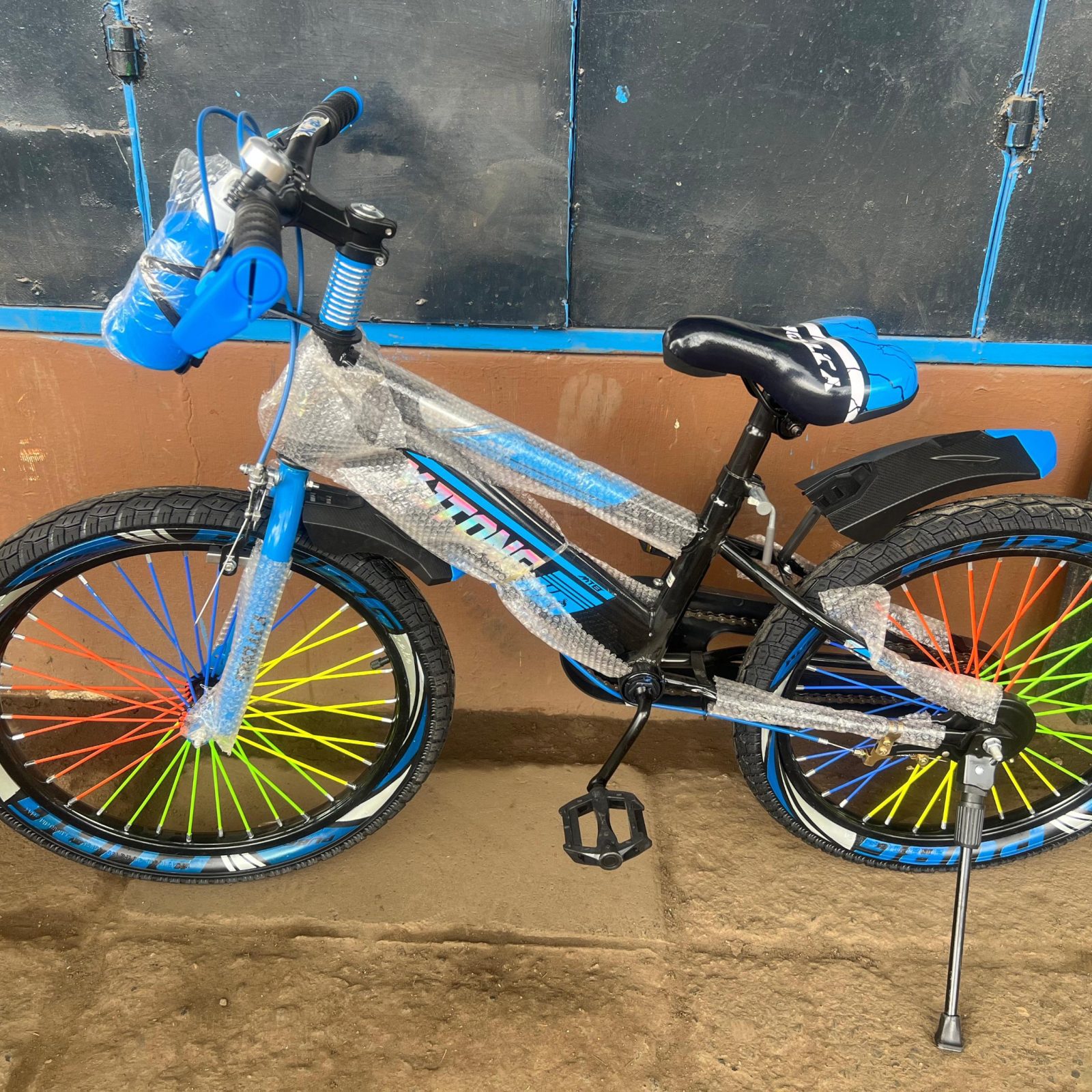 Brand new kids bicycle size 20 with free water bottle