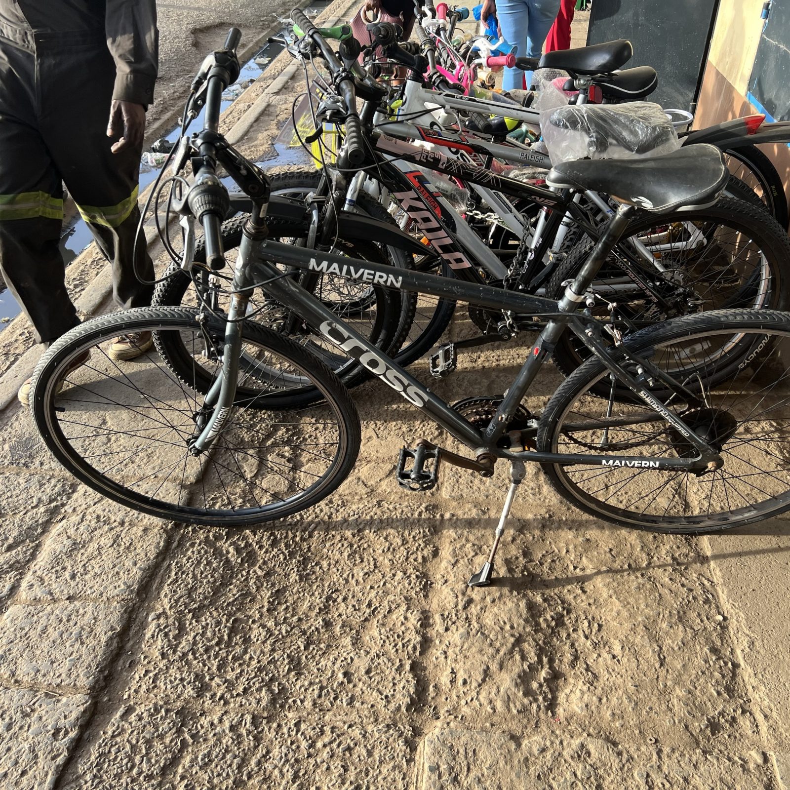 Black cross (700c by 28) mtb bike