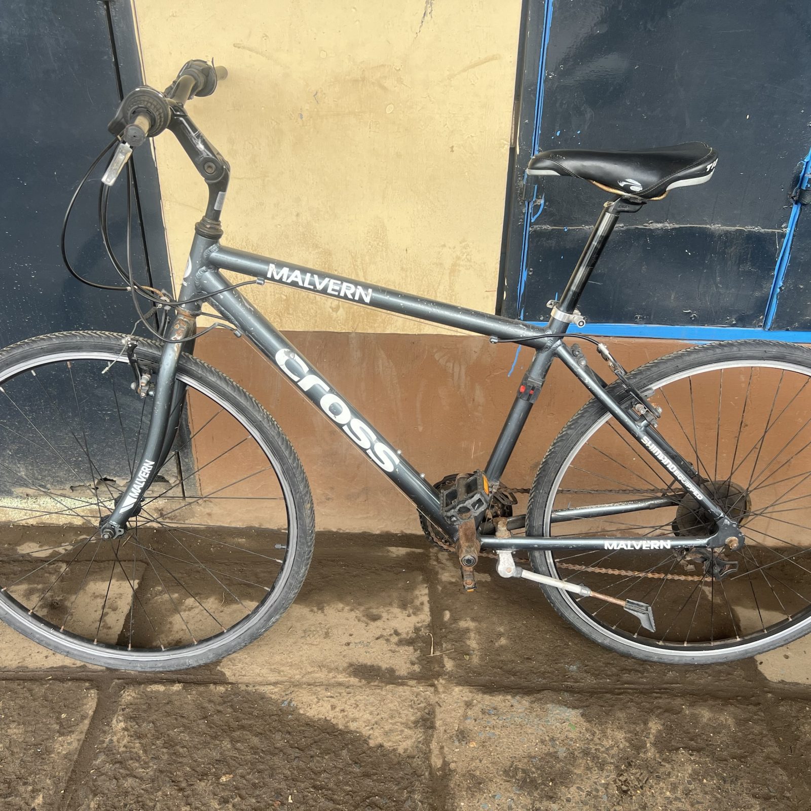 Black cross (700c by 28) mtb bike